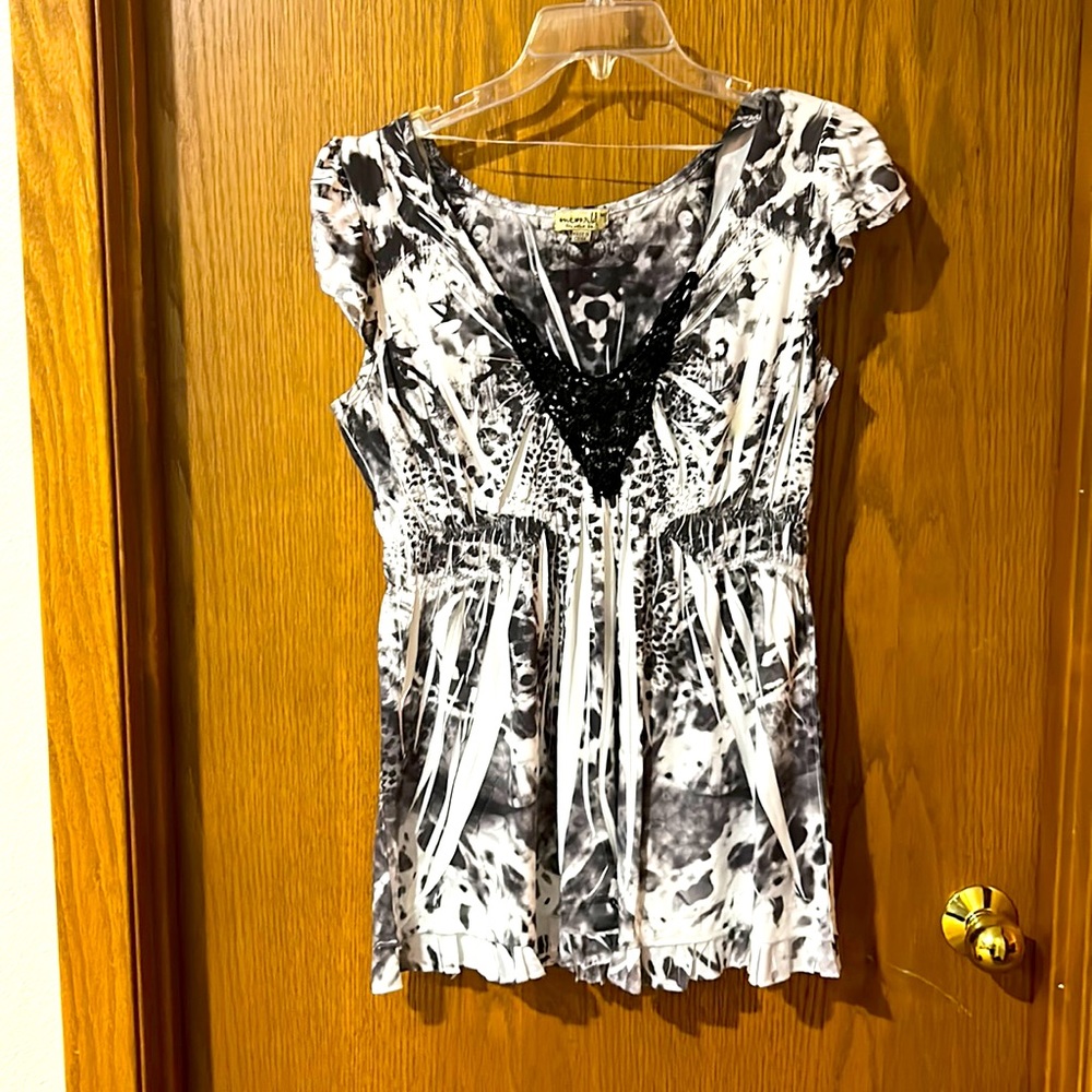 One world Medium blouse black and white